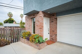 Building Photo - Contemporary New home in Monrovia