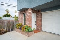 Building Photo - Contemporary New home in Monrovia