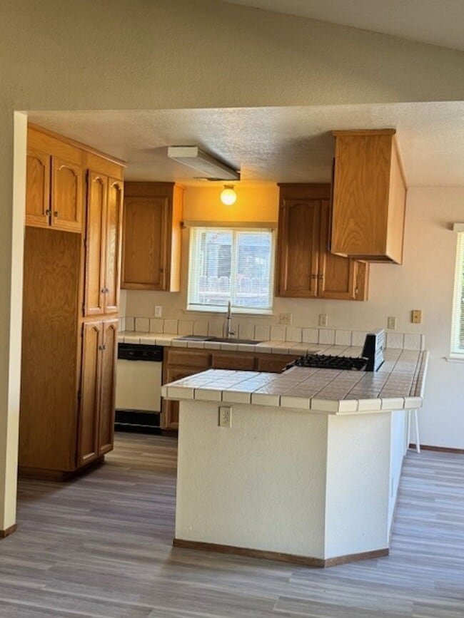 Building Photo - North Hilltop Home with 2 Car Garage