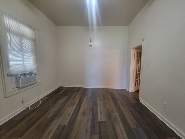 Building Photo - 1910 Ave N Ursuline St