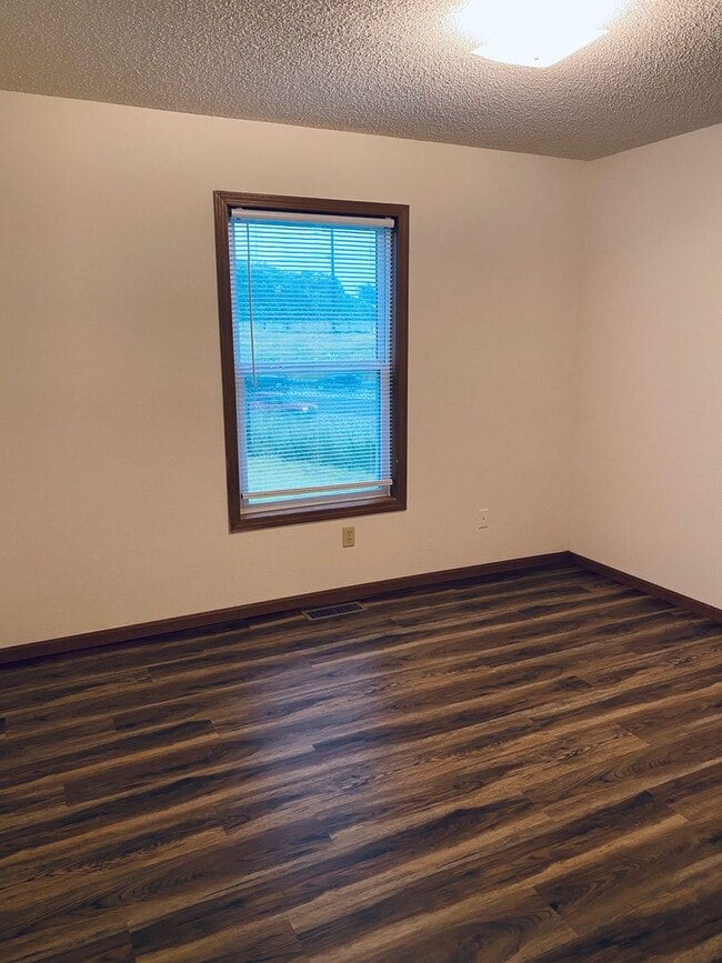 Building Photo - 2 Bed 2 Bath 1 Car Garage Flat Duplex- $30...