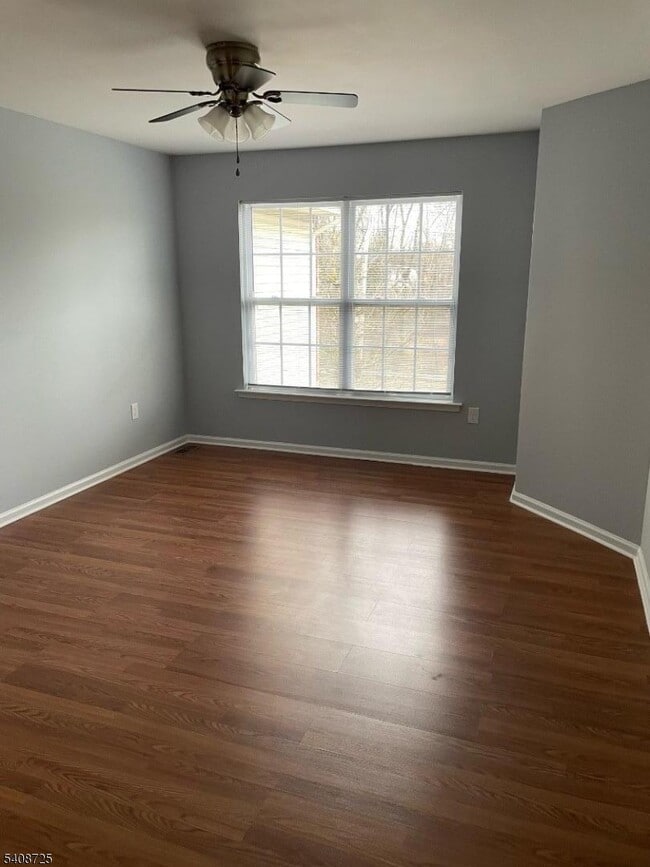 Building Photo - 301 Pinelli Dr