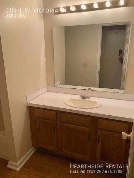 Building Photo - 105-E W Victoria Ct