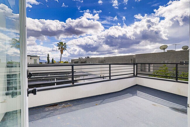 Building Photo - Live Large in NoHo: 5 Bed, 4 Bath + Roofto...