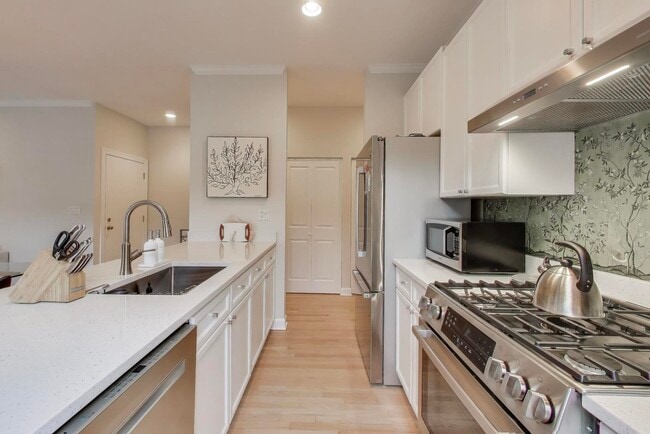 Building Photo - 1725 N Mohawk St