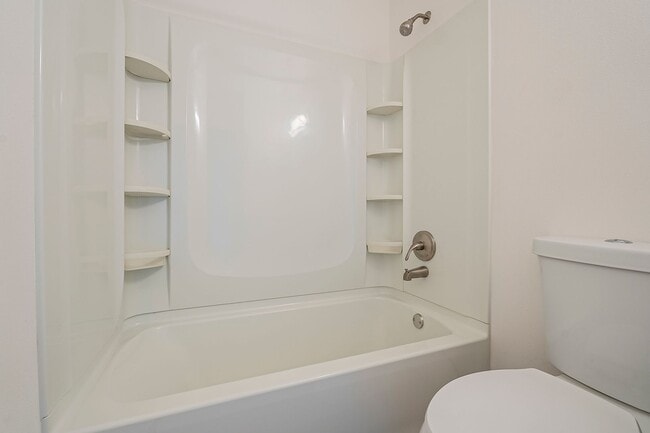 Building Photo - Renovated open floorplan