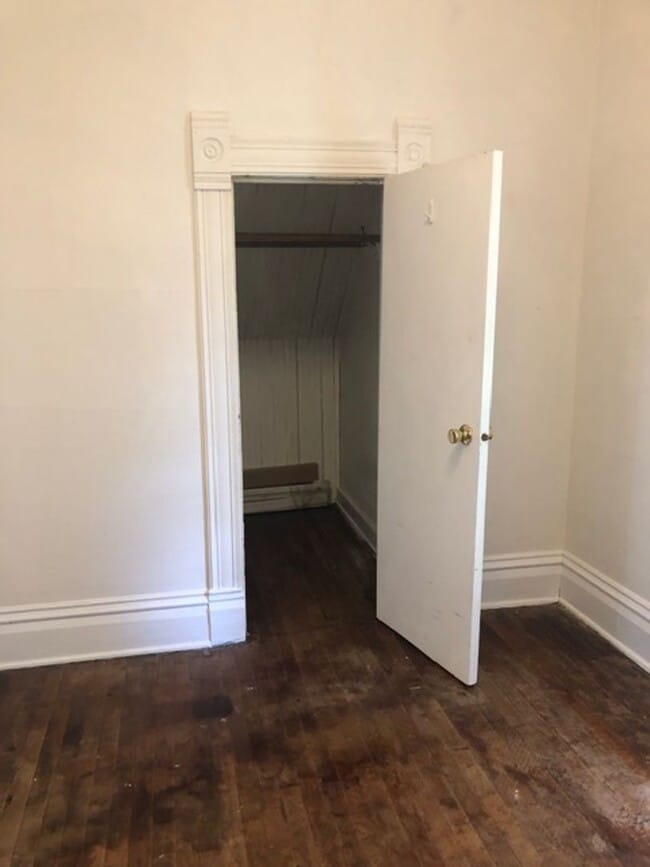 Building Photo - 924 Drake St