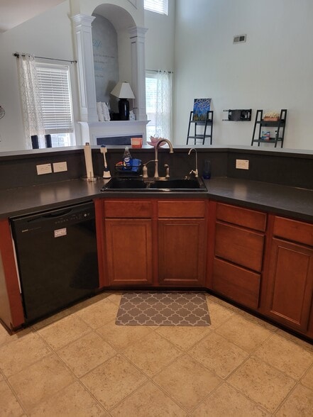 Kitchen - 204 Silk Oak Dr