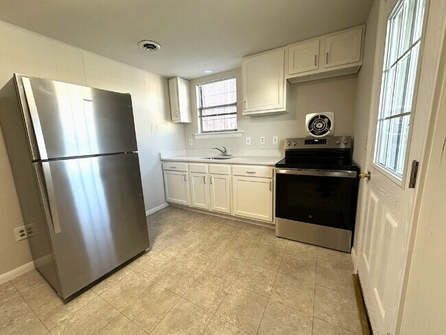 Building Photo - Renovated One Bedroom Apartment in Westminster