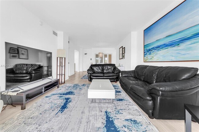 Building Photo - 300 Bayview Dr