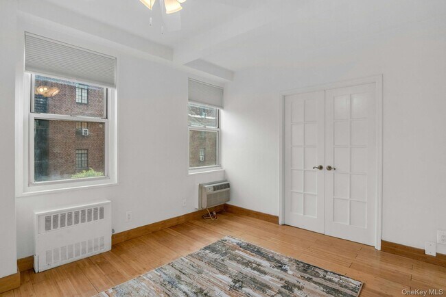 Building Photo - 10 Lake St