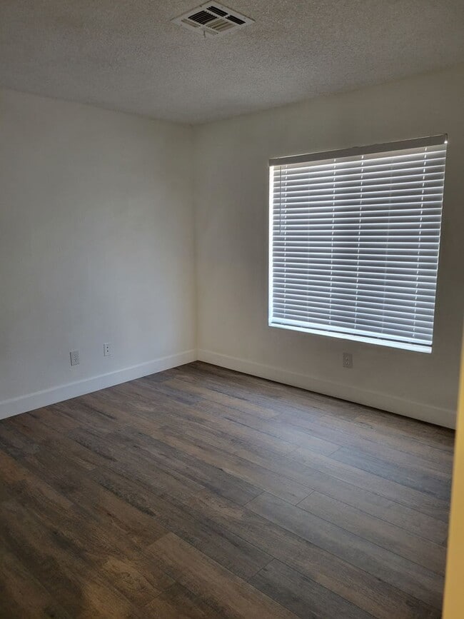 Building Photo - Rent Ready Single Story Townhome 3/2/ with 2 car