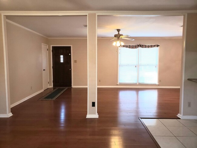 Building Photo - Spacious Corner Property!