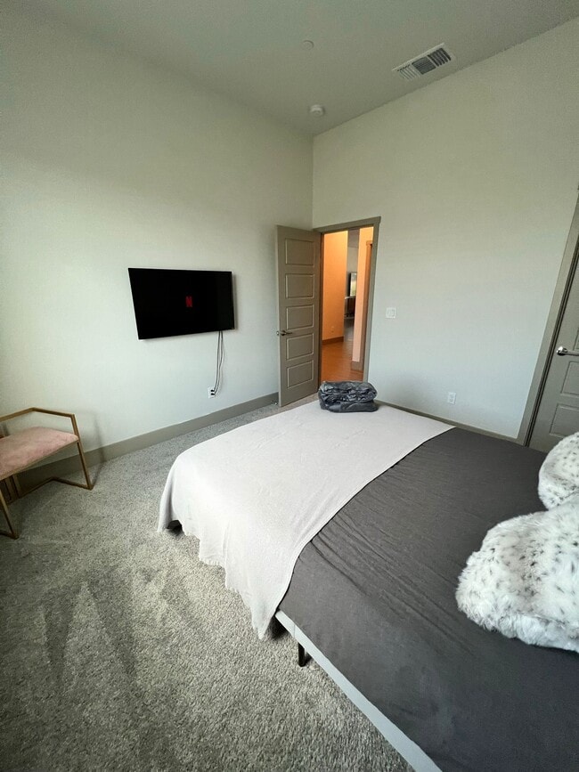 Building Photo - 2474 Bastidas Dr