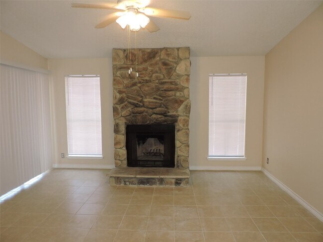 Building Photo - 17401 Red Oak Dr