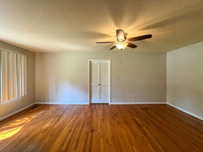 Building Photo - 6402 Fenwick Pl