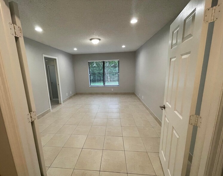Building Photo - 9173 Tivoli Pl