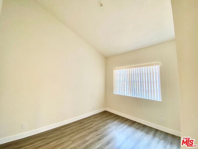Building Photo - 6941 Hazeltine Ave