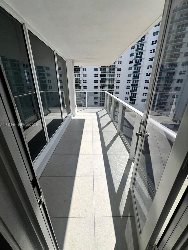 Building Photo - 2751 S Ocean Dr