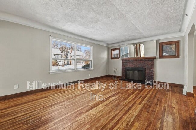 Building Photo - 419 W Iroquois Rd