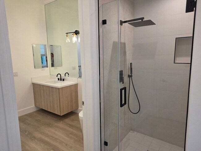 Building Photo - Lake Sherwood 5+4 Pool Home on the lake