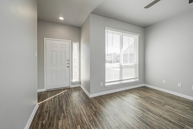 Building Photo - 525 Fallbrook Dr