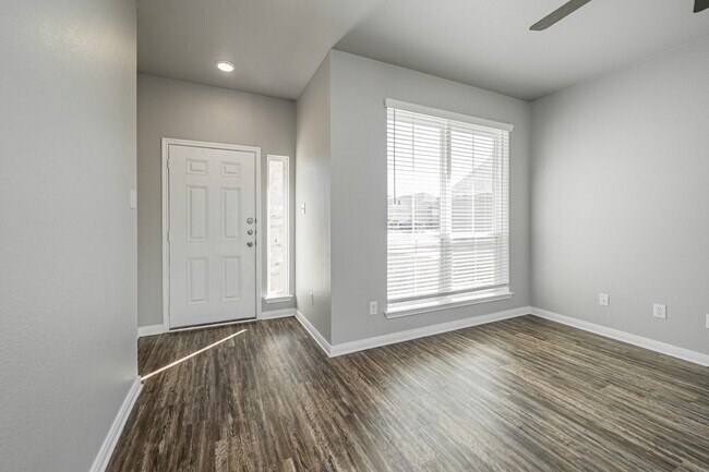 Building Photo - 611 Fallbrook Dr