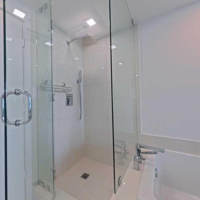 Building Photo - 650 NE 32nd St