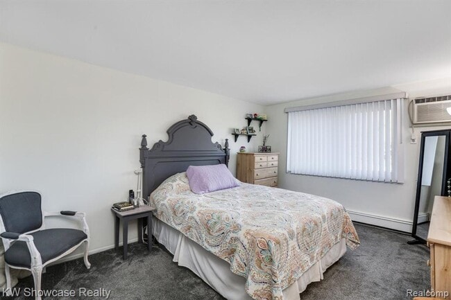 Building Photo - 2 Bed townhouse with Gas and water included!