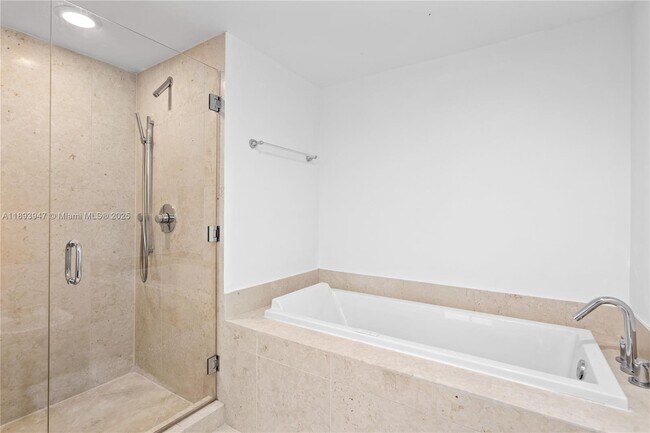 Building Photo - 495 Brickell Ave