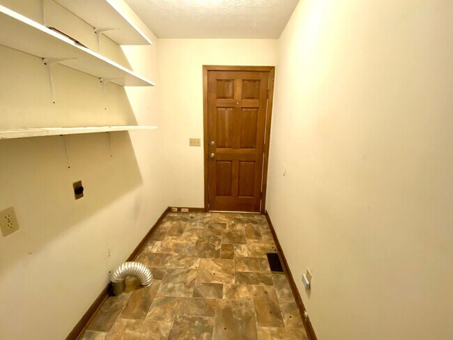 Building Photo - 2 Bed/1 Bath Cottage in Private Area