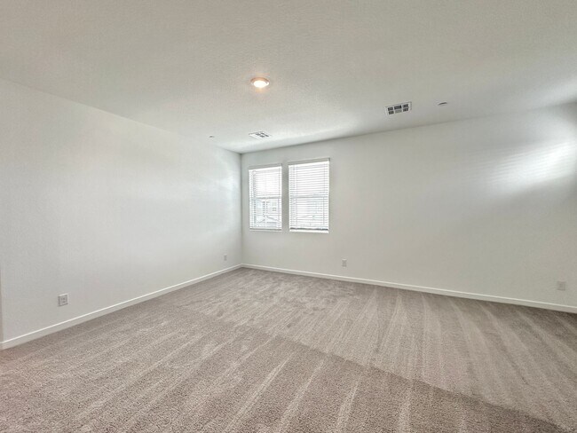 Building Photo - 563 Mountain Robin Ave