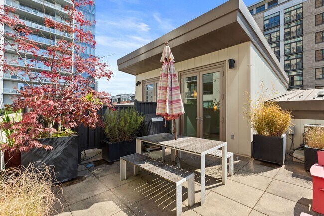 Building Photo - Pearl District Townhome