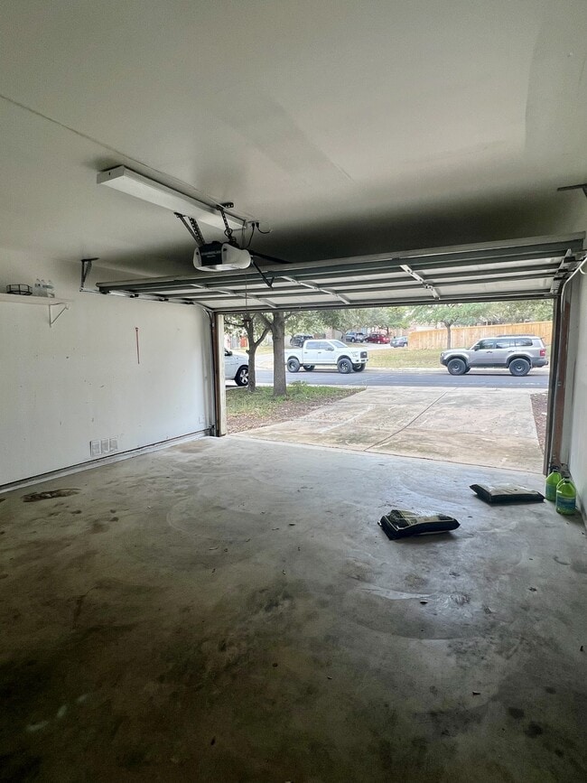 Building Photo - 9411 Rainbow Creek