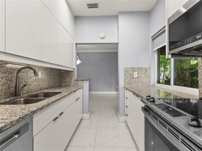 Building Photo - 9133 Fontainebleau Blvd