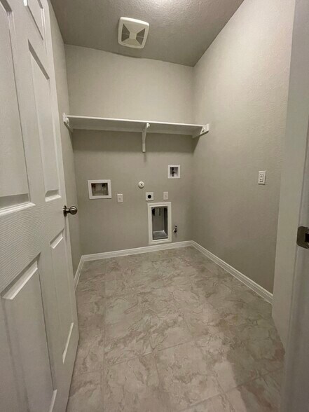 Building Photo - 300 La Joya Pass