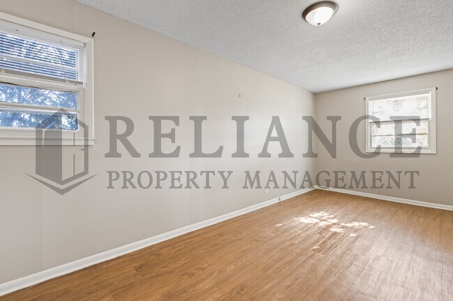 Building Photo - 220 E 44th St S