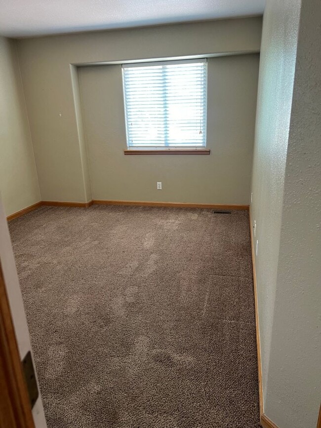 Building Photo - AVAILABLE NOW - BEAUTIFUL 6 bedroom home F...