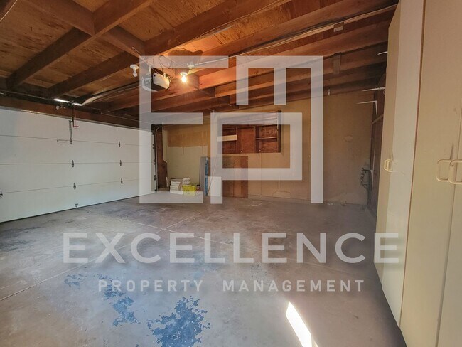 Building Photo - 3/2.5 Townhouse with 2 Car Garage,