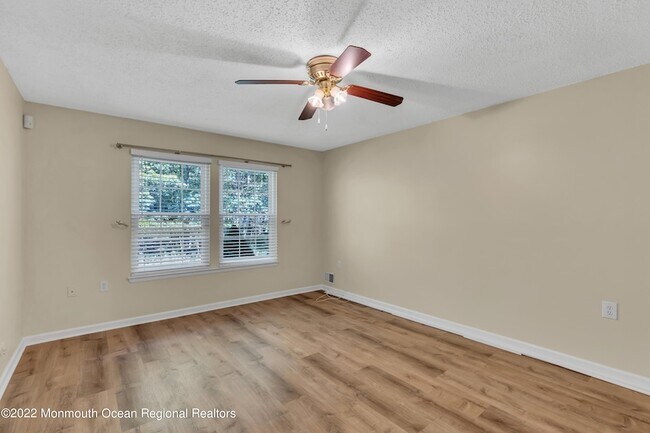 Building Photo - 134 Whispering Oaks Way