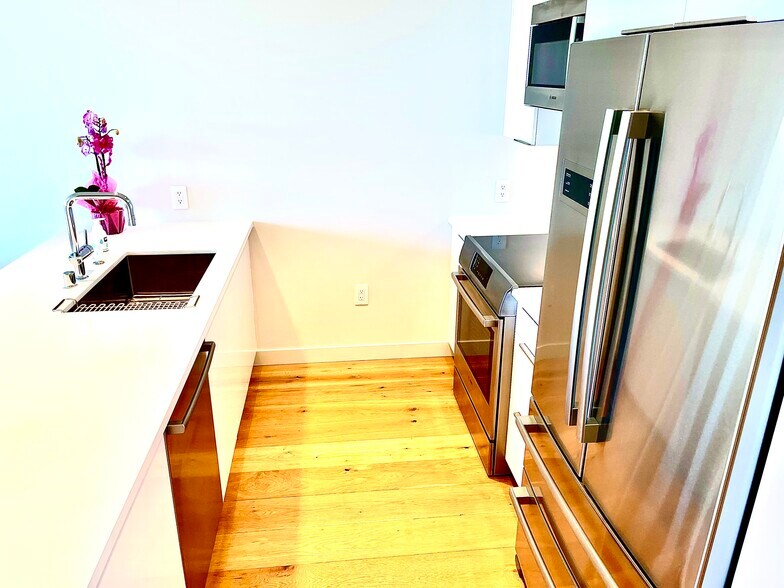 fully stocked kitchen - 1001 Queen St