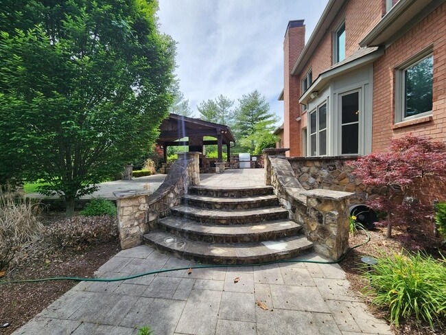 Building Photo - Gorgeous 4/3.5 with amazing back patio!