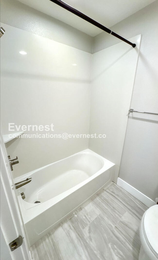 Building Photo - 404 Longden Ave