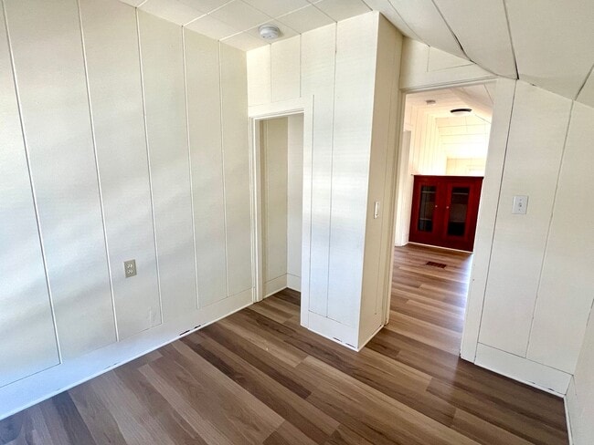 Building Photo - Portsmouth Neighborhood 3 story Home with Laminate H/W Floors, Fenced Backyard