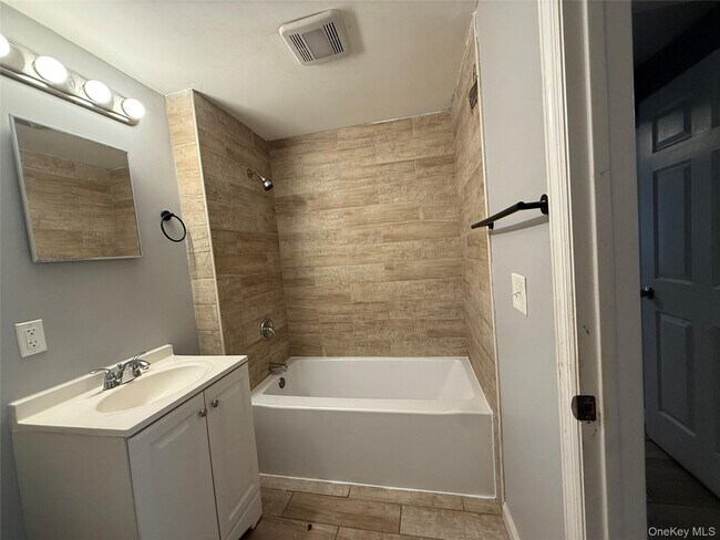 Building Photo - 14 Dubois St