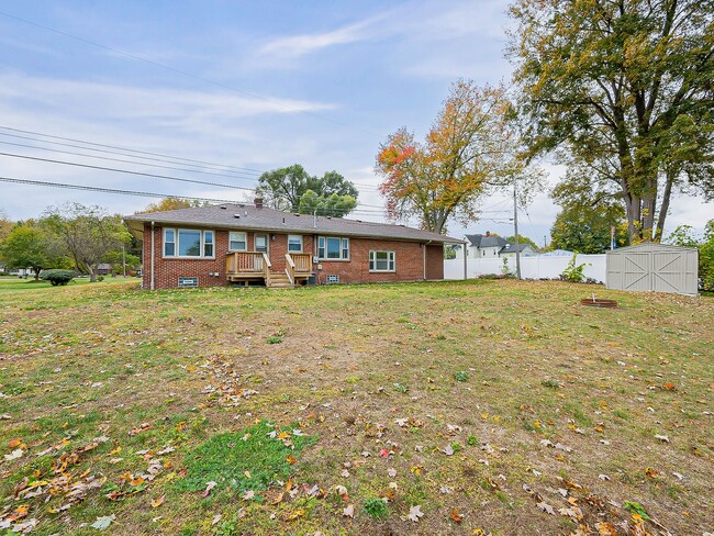 Building Photo - AVAILABLE NOW! Beautiful 3-Bedroom Waterfr...