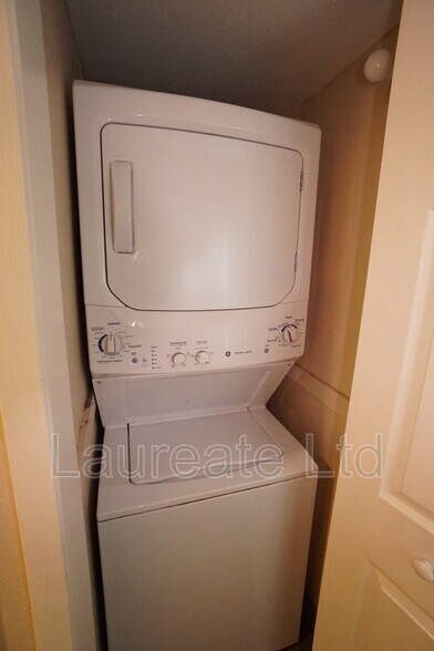 Building Photo - 15594 E Arizona Ave