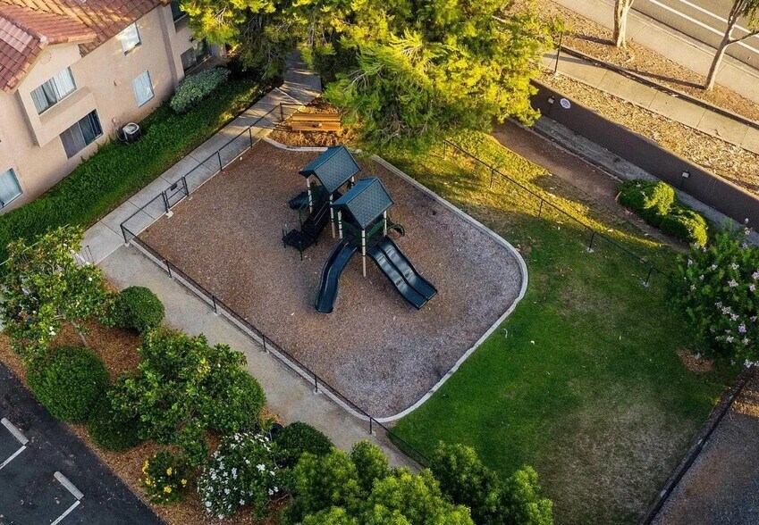 Building Photo - 1120 Grape St