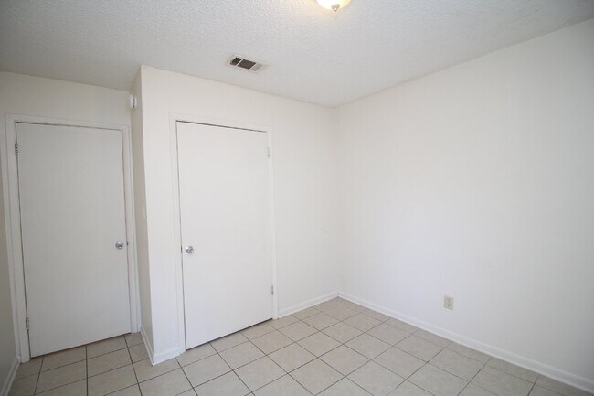Building Photo - Affordable 2BR with Utilities Included – G...