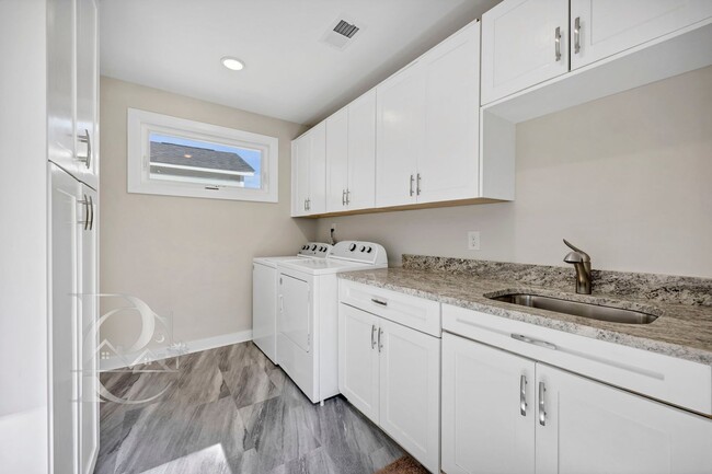 Building Photo - RENOVATED THREE BEDROOM IN ROSEWOOD